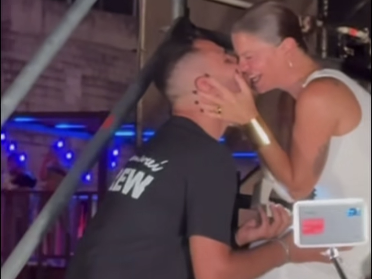 Alessandra Amoroso riceve la proposta di matrimonio dal compagno dopo il concerto nella sua Lecce