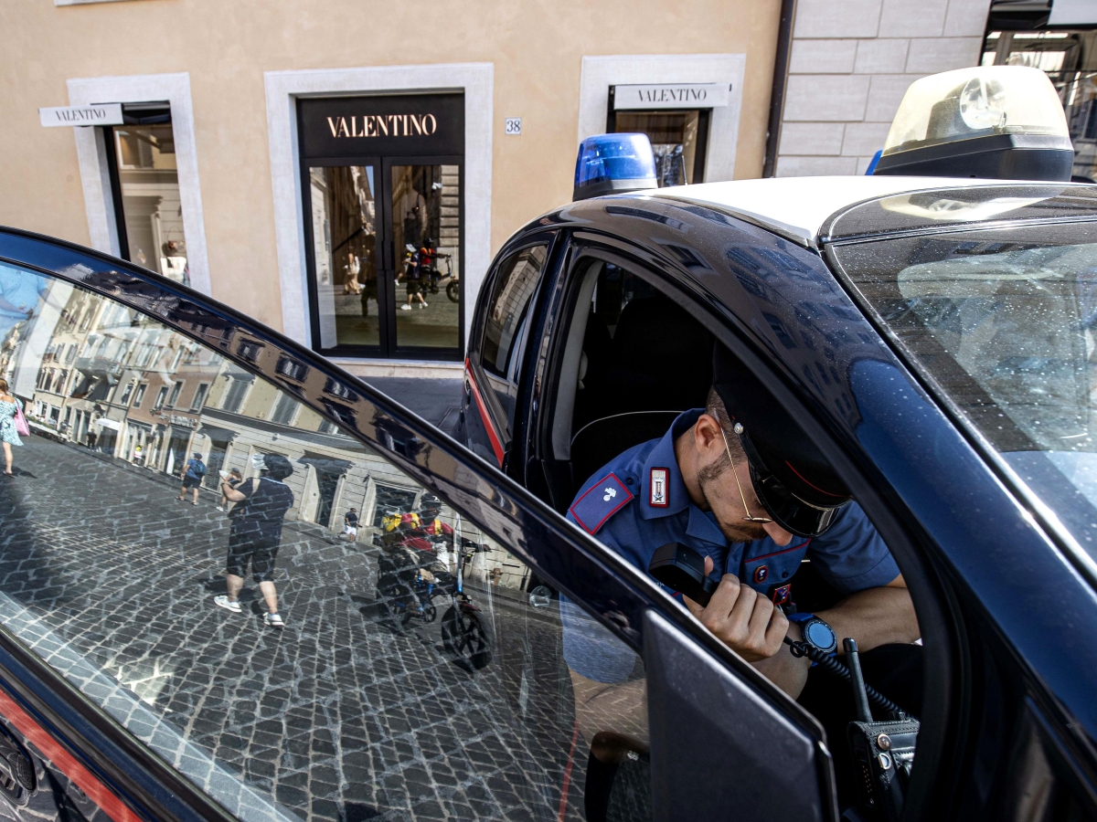Maxi furto da 140 mila euro nella boutique Valentino a Roma: arrestato il ladro