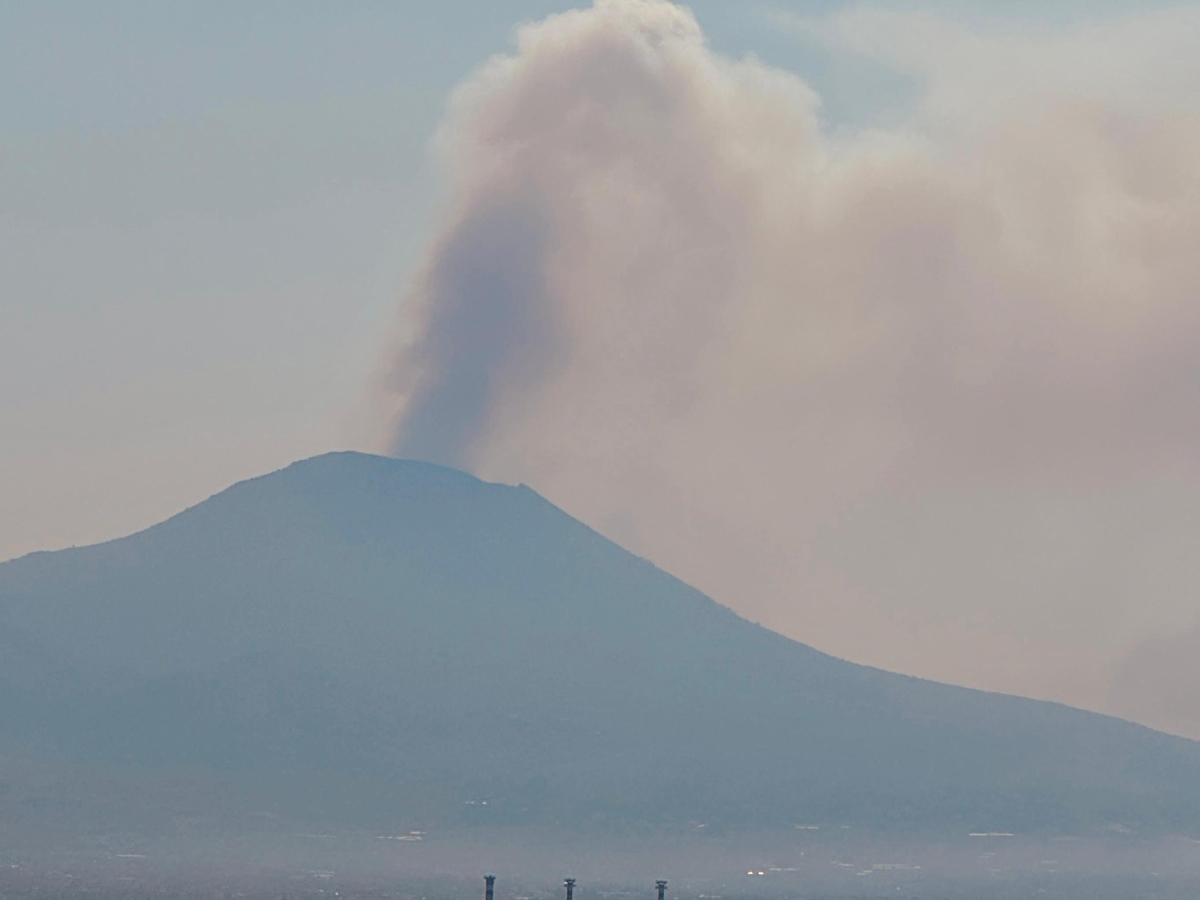 Incendio Vesuvio, a lavoro dieci mezzi aerei per spegnere le fiamme. Protezione Civile: «La situazione resta critica»