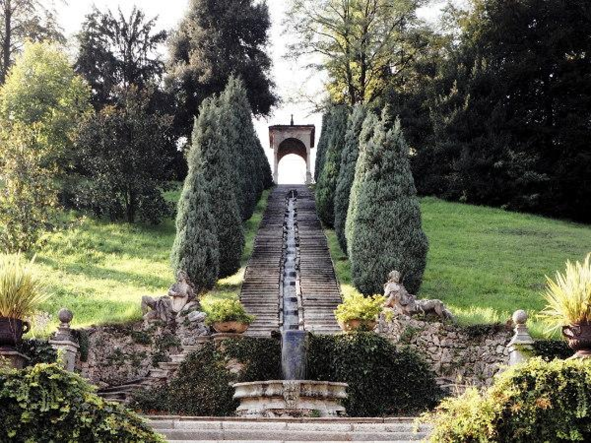 Bisuschio, il tesoro di Villa Cicogna Mozzoni custodito dai conti: centomila documenti e un giardino delle meraviglie