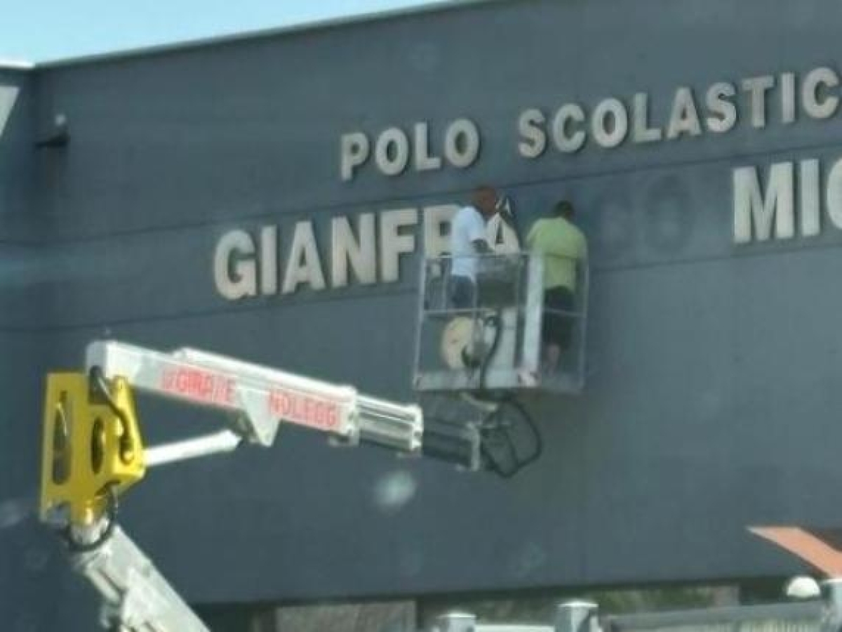 Rimozione della dedica a Miglio dalla scuola di Adro, interviene la ministra Locatelli: «Molto triste, nessuno può cancellarlo»