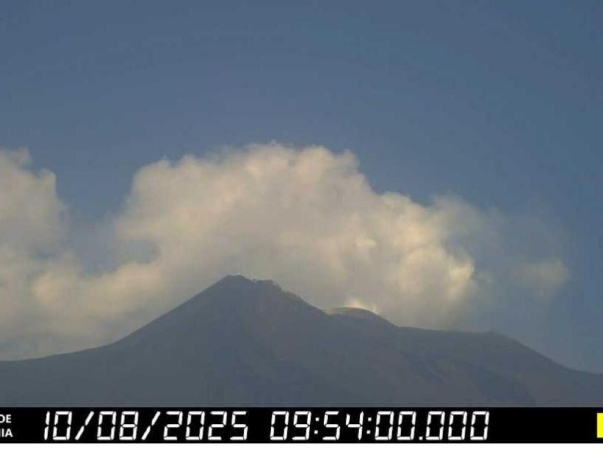 Etna, nuova eruzione e colata lavica a 3.000 metri. Allerta arancione per i voli Etna, nuova eruzione e colata lavica a 3.000 metri. Allerta arancione per i voli