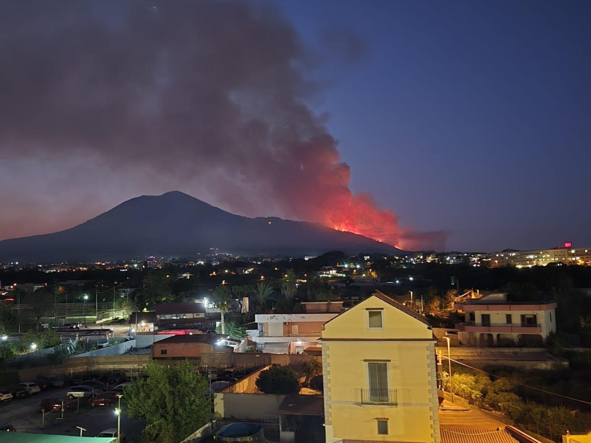 Incendio sul Vesuvio, tre i fronti ancora attivi. Il prefetto Michele Di Bari: «La priorità è mettere in sicurezza i centri abitati»