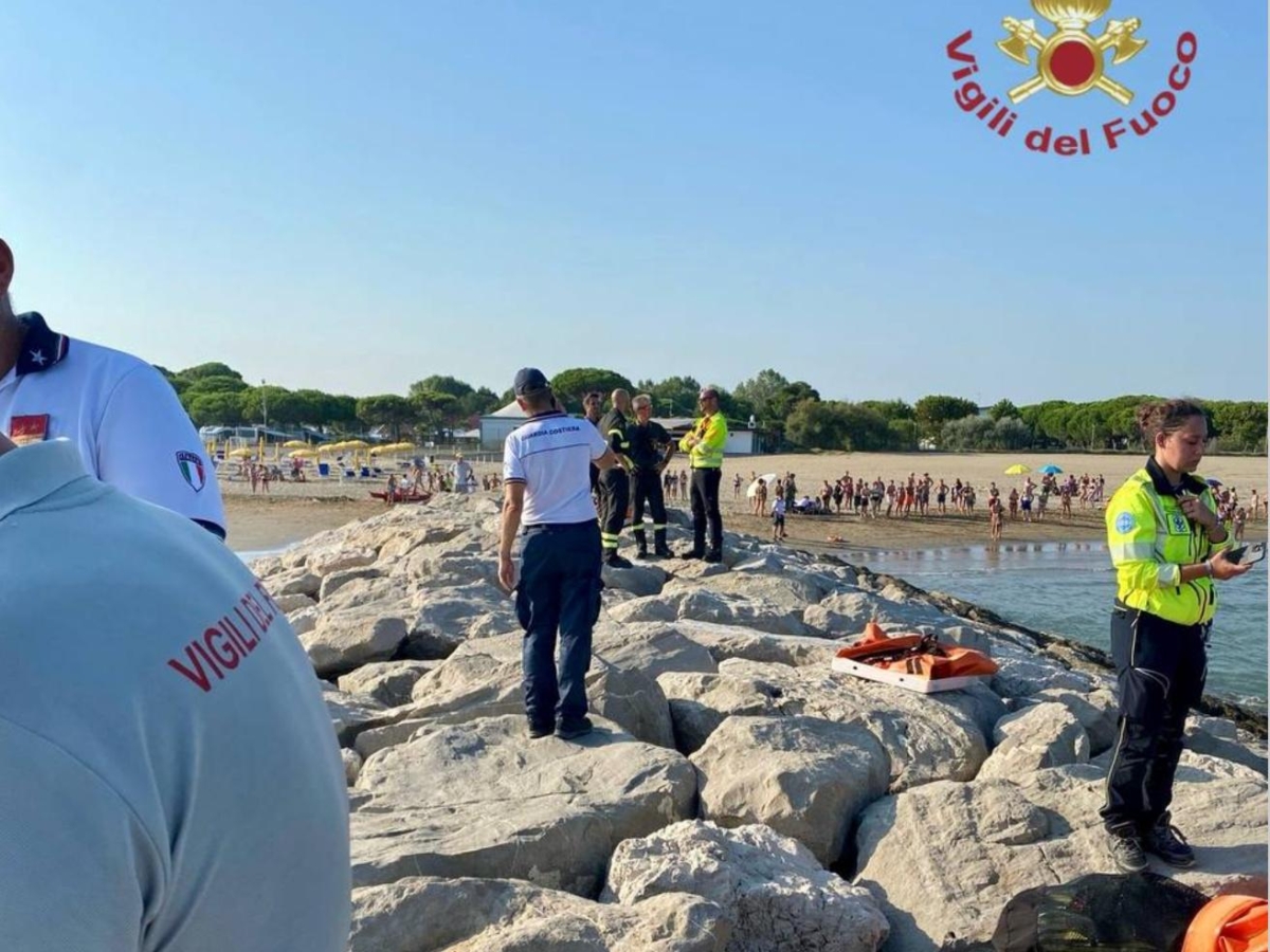 Cavallino, trovato nella notte il corpo del bimbo di 6 anni scomparso sul bagnasciuga: "Era a 100 metri dalla riva" | La catena umana per trovarlo Cavallino, trovato nella notte il corpo del bimbo di 6 anni scomparso sul bagnasciuga: "Era a 100 metri dalla riva" | La catena umana per trovarlo