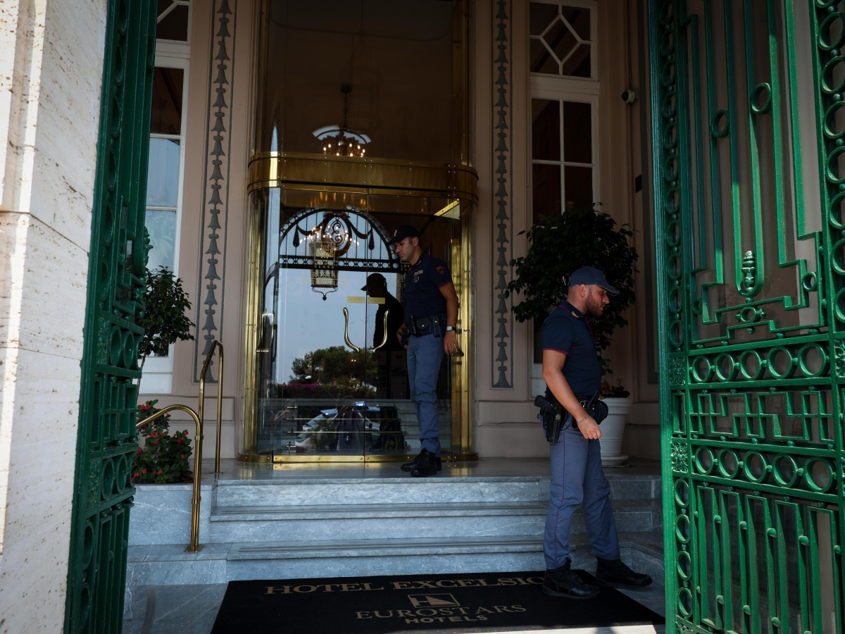 Napoli, dopo la rapina-choc all'Hotel Excelsior interviene il prefetto: il lungomare e Ischia diventano «zone rosse»