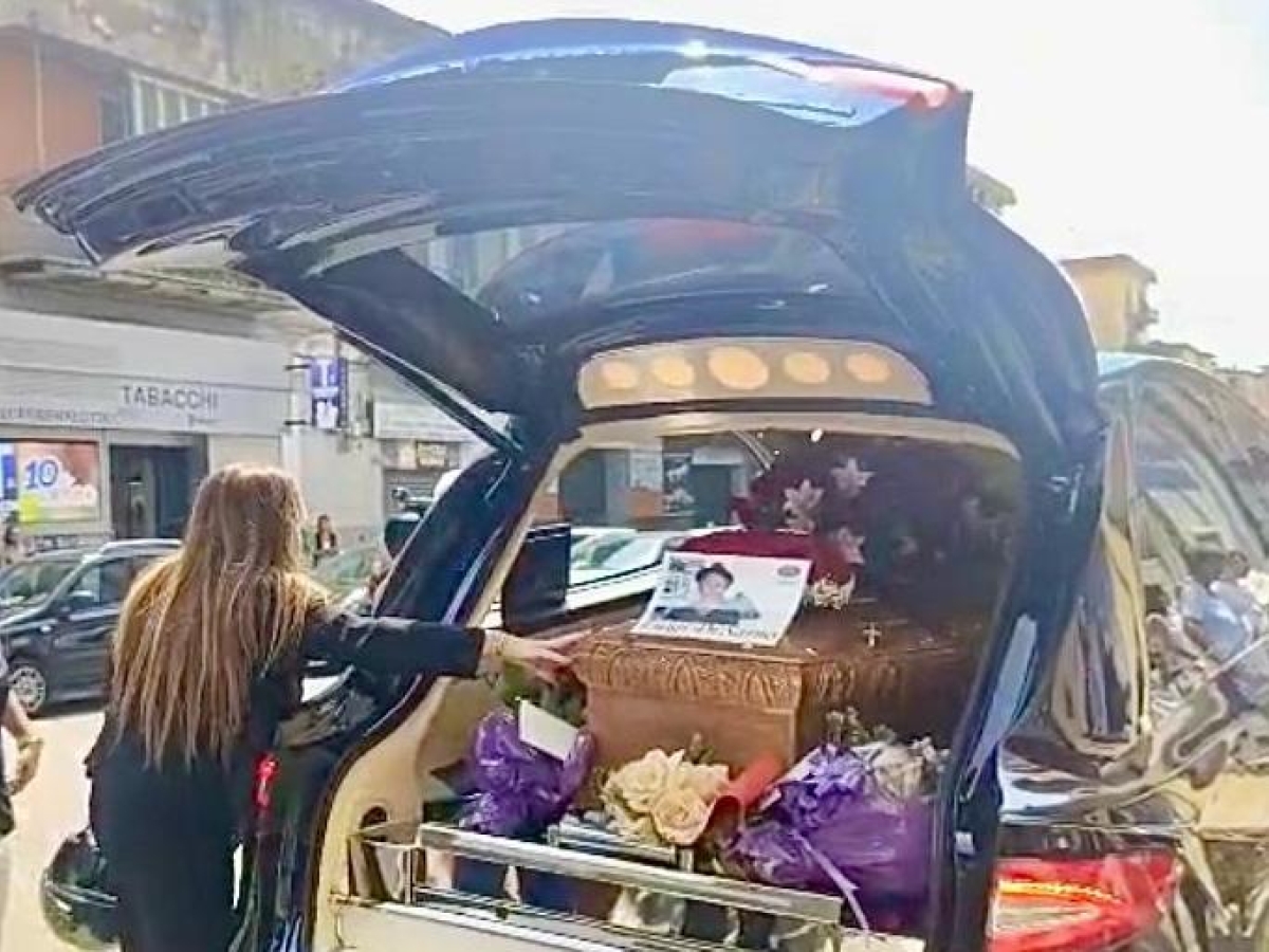Napoli, i funerali di Luigi Di Sarno morto per il botulino. La famiglia: «Non si può morire per un panino»