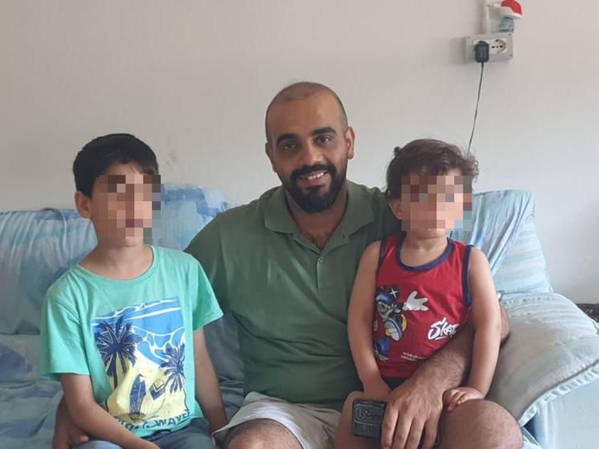 La fuga da Gaza a Firenze di Mohammed che sopravvive per i due figli: «Una bomba e mi sono rimasti solo loro»