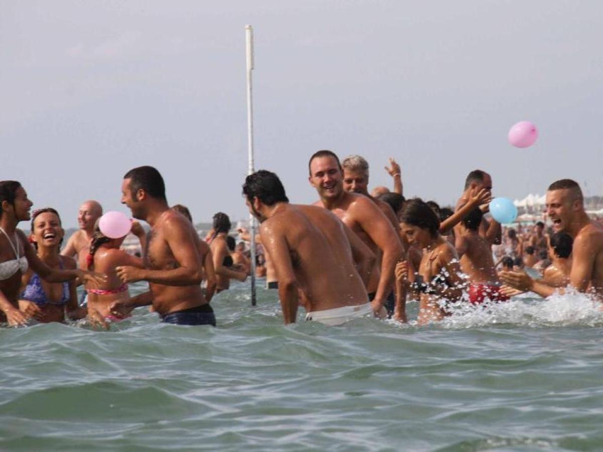 Le spiagge toscane in crisi: il pieno di Ferragosto conferma il mordi e fuggi (con una eccezione)