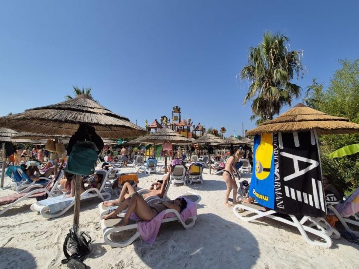 Un giorno in spiaggia all'Acquaworld di Concorezzo, la «Polinesia della Brianza»: «Spendo 240 euro per una cabina, oggi voglio fare il ricco»