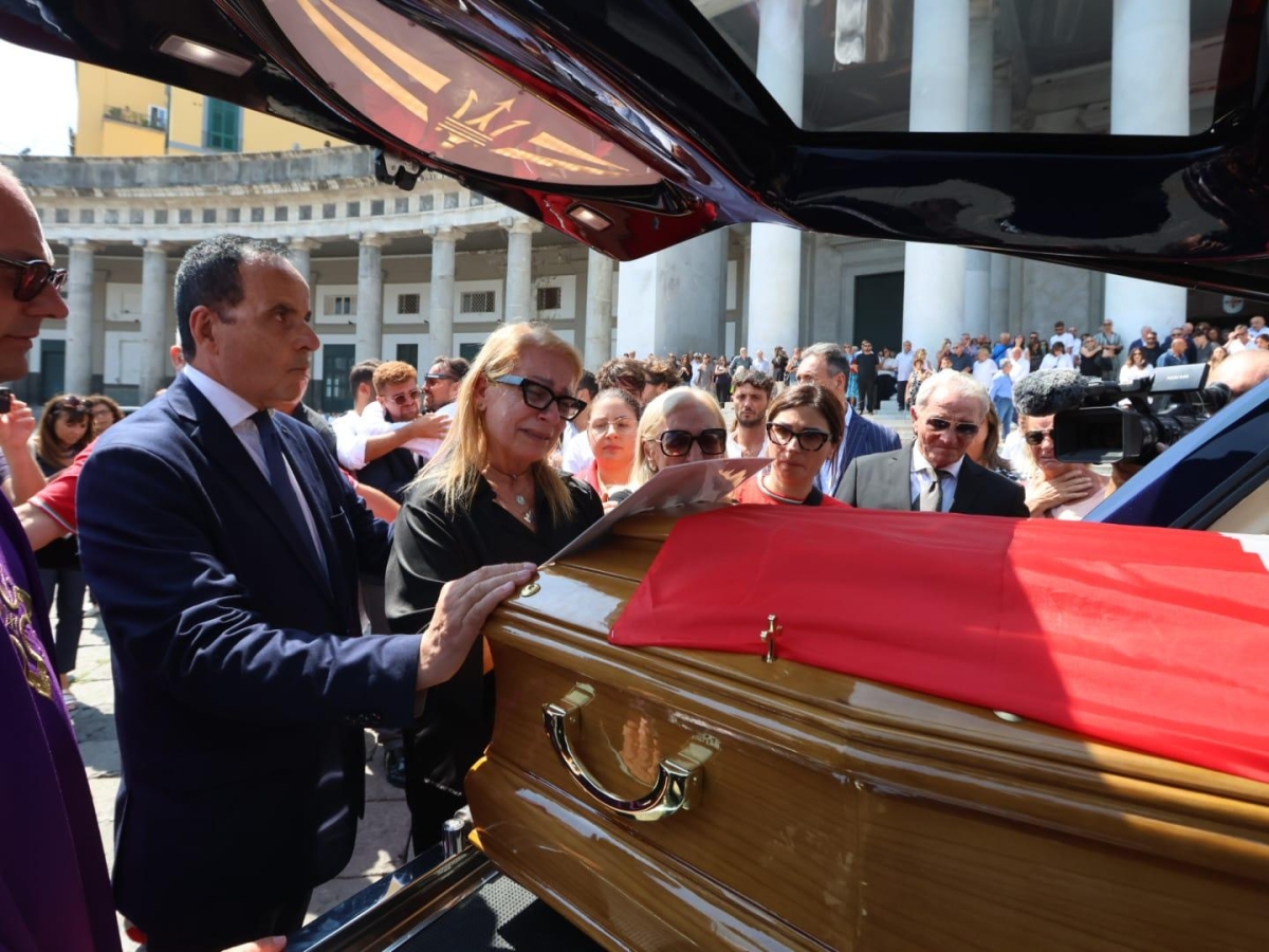 Dj Godzi morto a Ibiza, funerali nella chiesa di piazza del Plebiscito a Napoli. Il padre: probabili altri esami