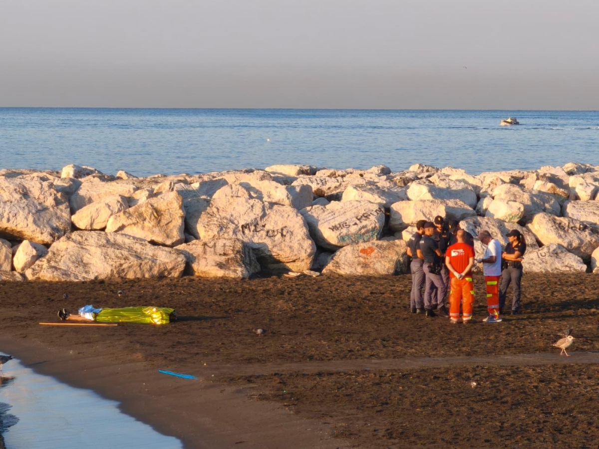 Napoli, spunta un cadavere sulla riva di Mappatella Beach: è di un immigrato nordafricano, si indaga
