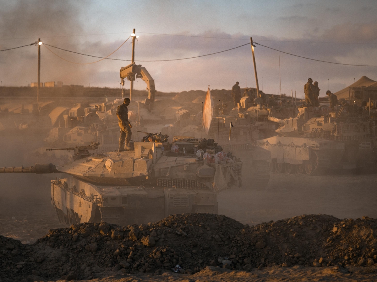 Gaza City, iniziate operazioni di occupazione: inviati i tank alla periferia della città. Israele approva il piano per separare la Cisgiordania