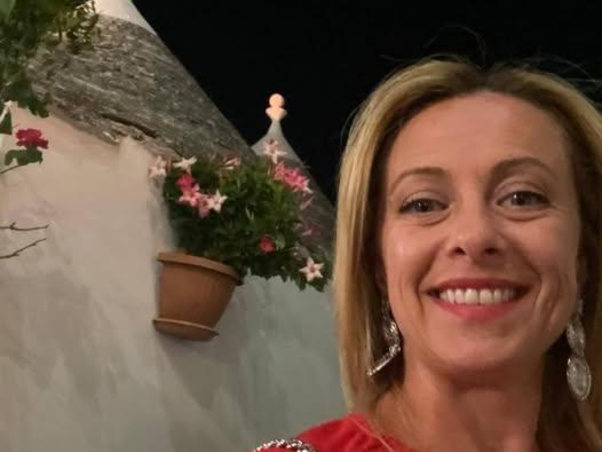 Giorgia Meloni in Valle d'Itria: relax tra ulivi, burraco, cucina tipica e amiche della figlia. Ecco perché la premier sceglie la Puglia per le vacanze