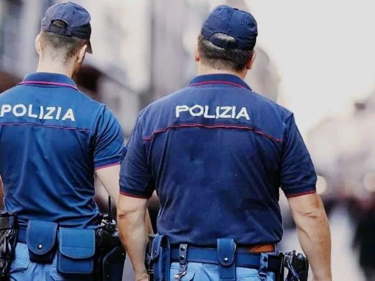 Bimbo caduto dall'auto in corsa a Viterbo, sospetti sul conducente. «Stava sul seggiolino», ma sulla vettura non c'era