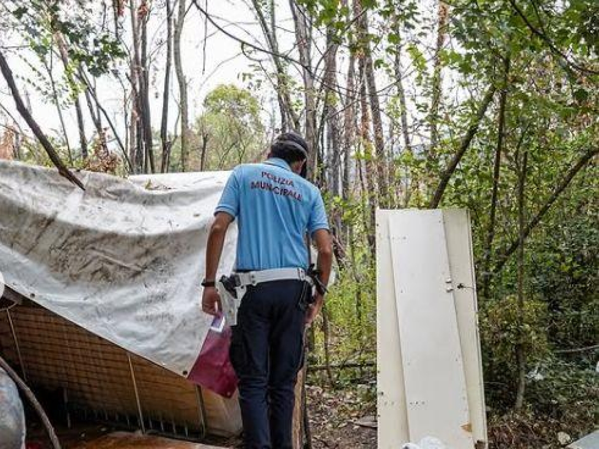 Firenze, sgomberato insediamento abusivo al parco del Mensola