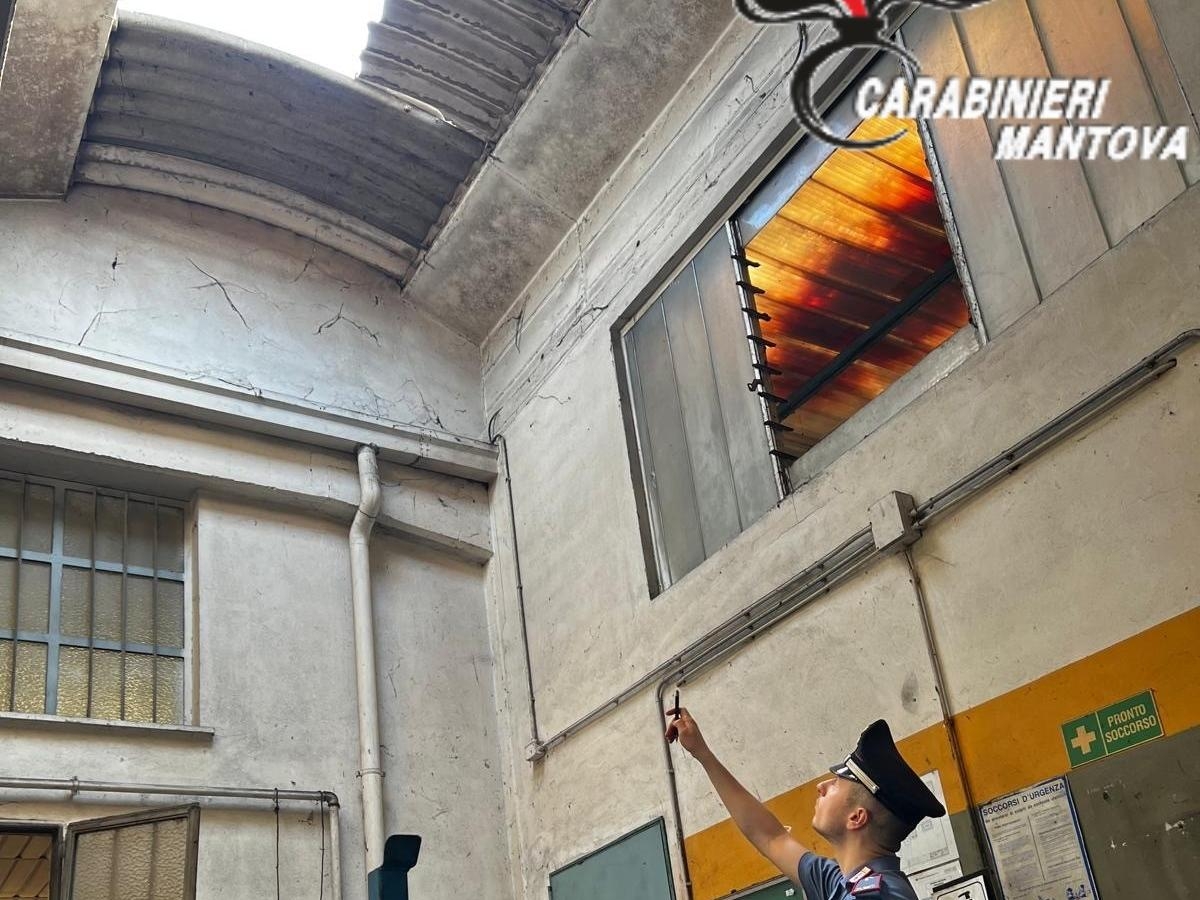Incidente sul lavoro a Castelnuovo di Asola: 62enne cade dal tetto che sta ispezionando. L'operaio è gravissmo dopo un volo di sei metri