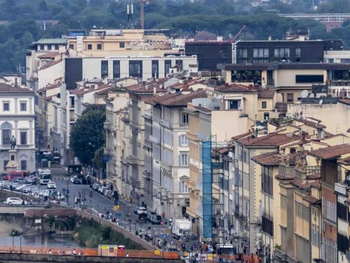 Firenze e il caso dell'ex Teatro Comunale: la corsa e lo scaricabarile su quel «cubo» che ora è figlio di nessuno