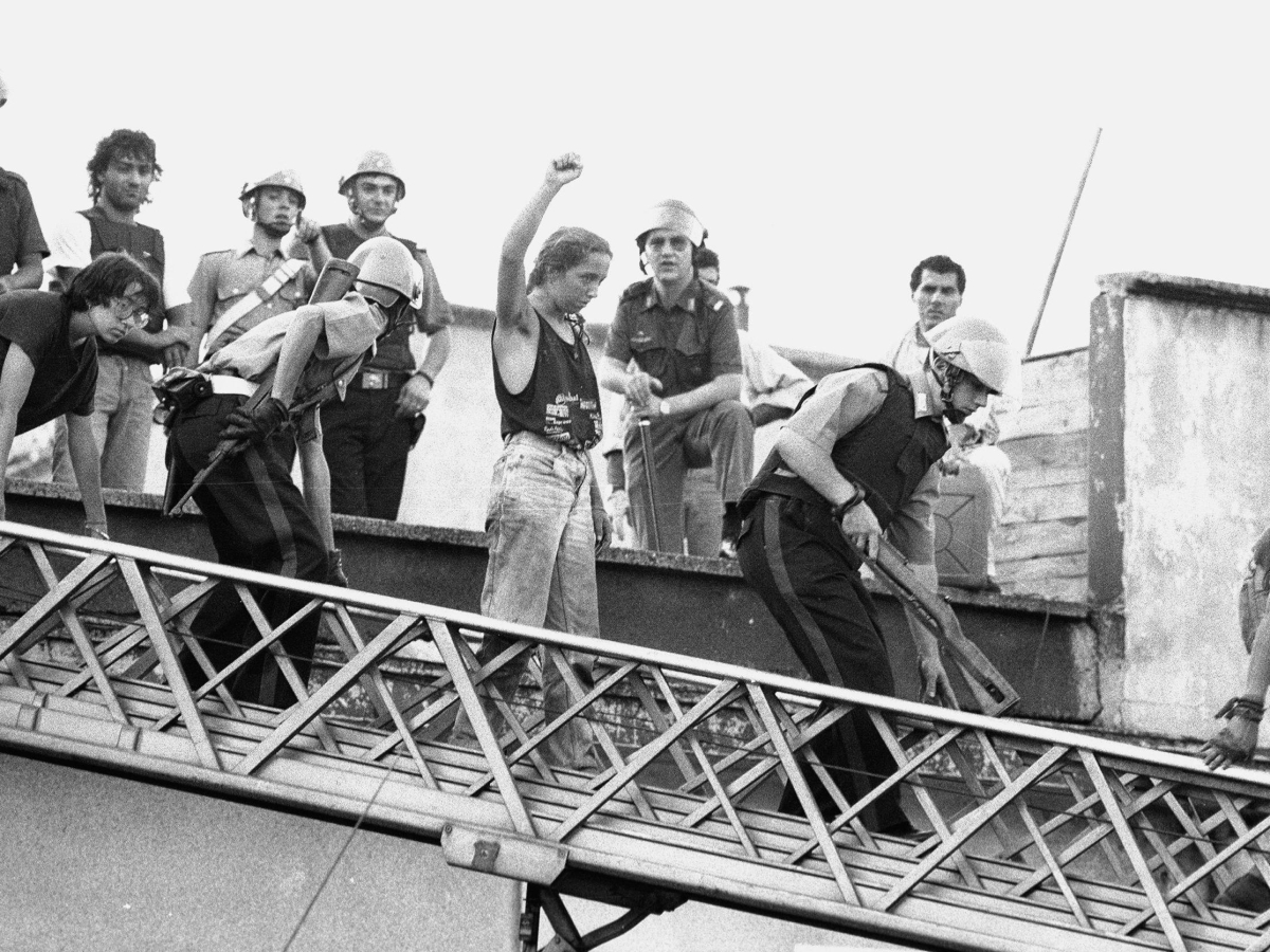 La storia del Leoncavallo, una battaglia lunga 50 anni iniziata al grido: «Prendiamo la fabbrica». Dall'omicidio di Fausto e Iaio al seggio antagonista