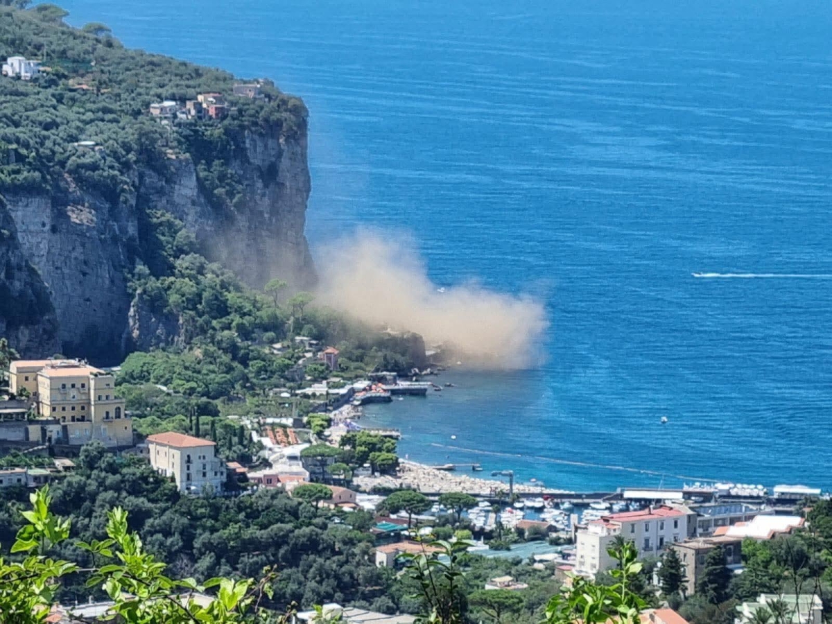 Paura a Vico Equense, crolla costone a picco sul mare all'altezza di Punta Scutolo
