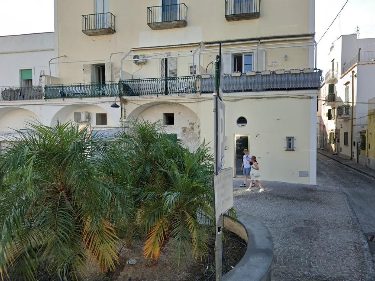 Ischia, con le «zone rosse» tornano le rapine: rubato orologio di lusso a turista con la tecnica dell'abbraccio