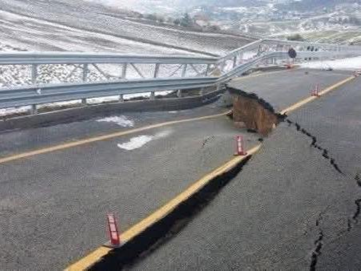 Per il bene della Sicilia e del Mezzogiorno, prima che al Ponte sullo Stretto si pensi ai treni