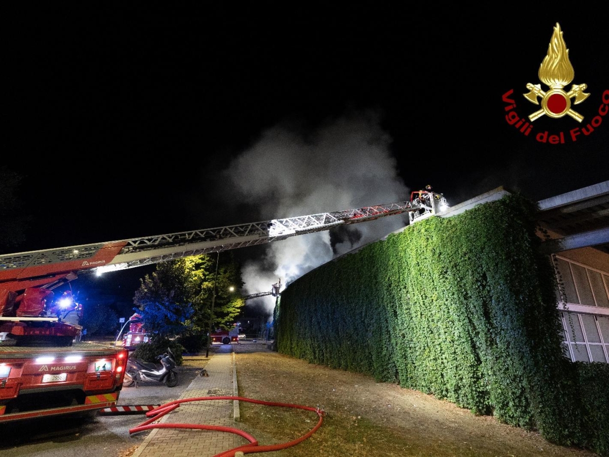 Firenze, incendio al teatro Viper, crollato anche il tetto. La Asl: «Chiudete le finestre». La proprietà: «Danni ingenti, non sappiamo se riapriremo»