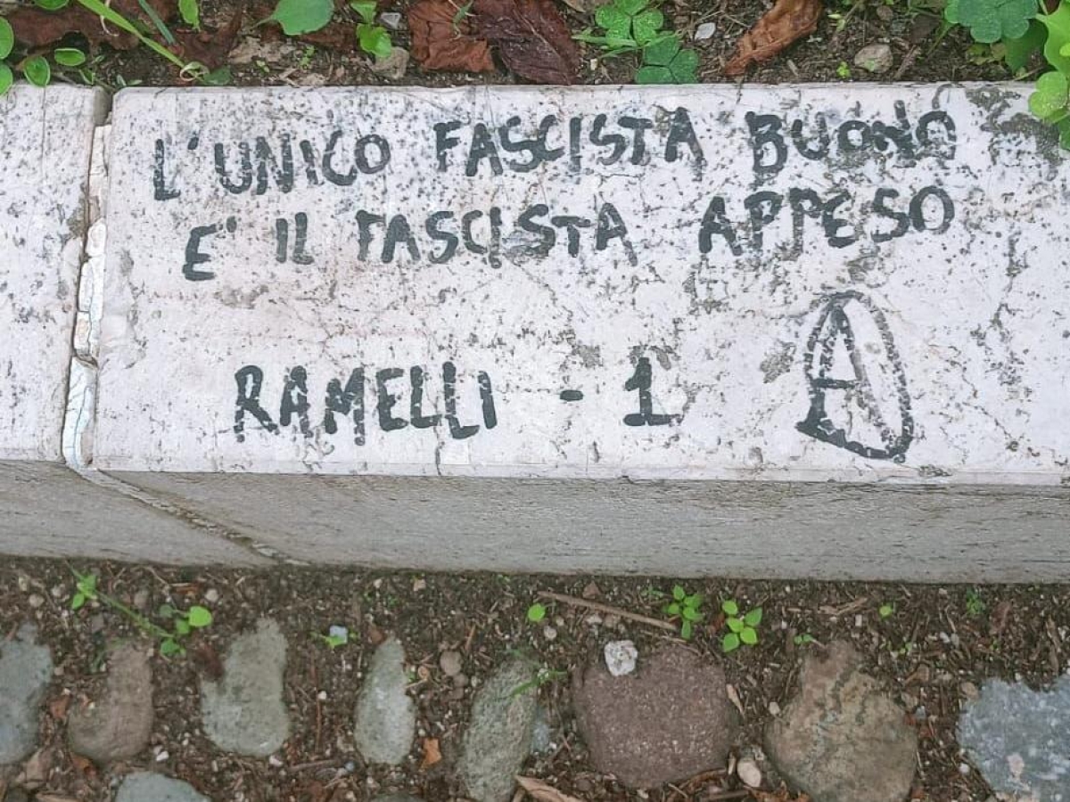 Sfregiata a Brescia la lapide che commemora Sergio Ramelli, militante del Fronte della Gioventù ucciso a 19 anni (nel 1975)