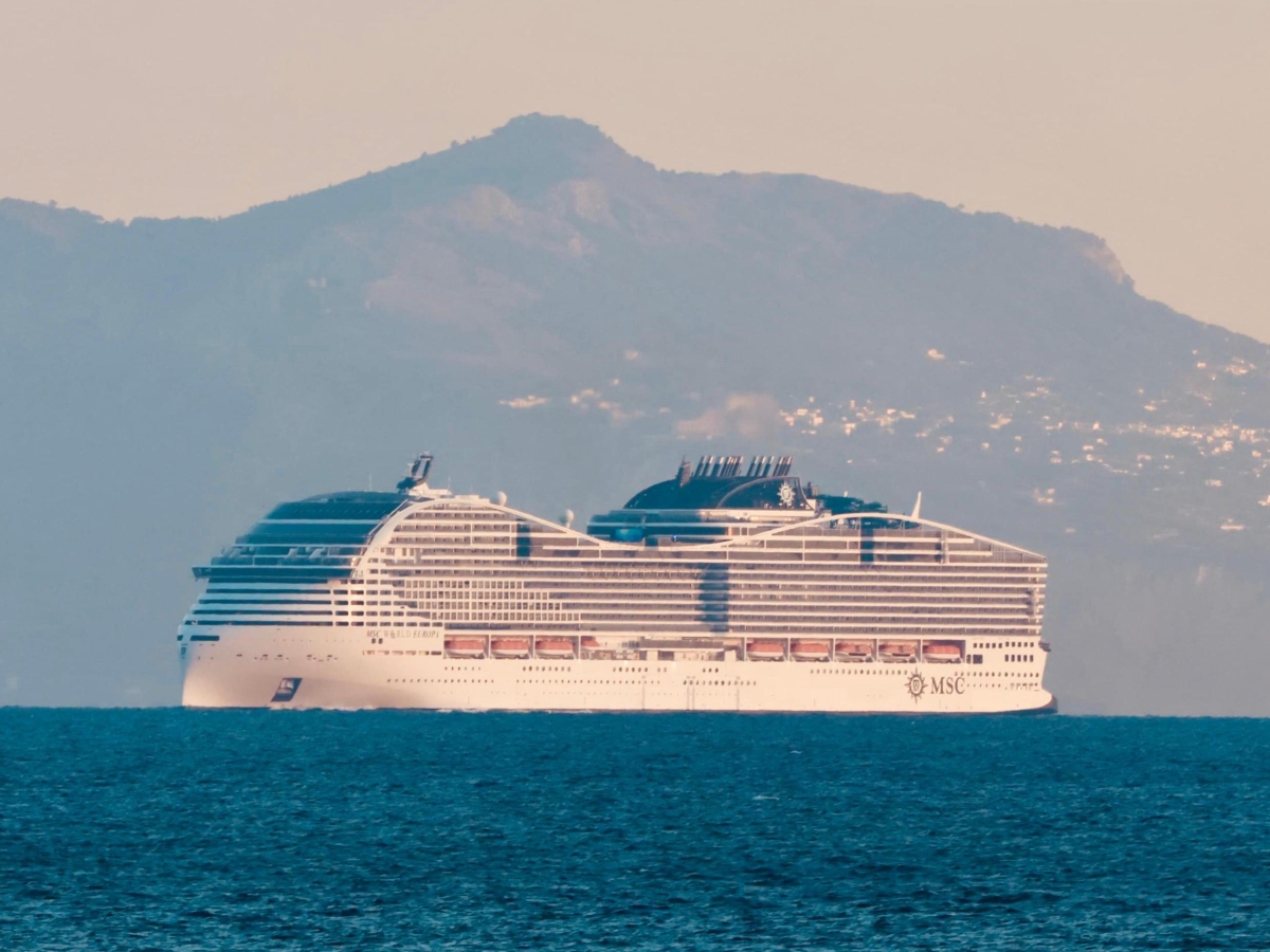 Msc World Europa raggiunge finalmente Napoli con un solo motore, i passeggeri: «Siamo stati senz'acqua e senza luce questa notte»