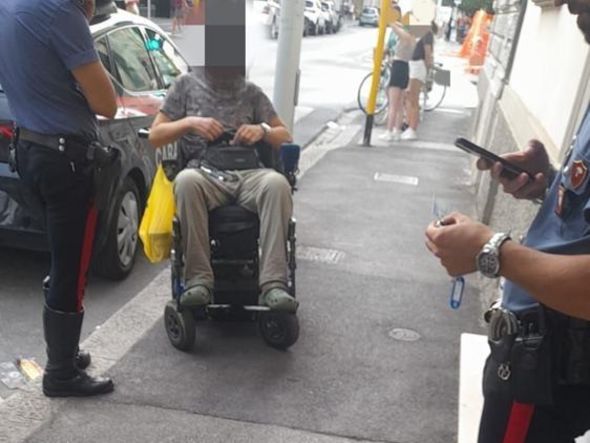 Firenze, disabile in carrozzina scippato in strada da due ragazzini: «Sono sconvolto, pieno di rabbia, mi sono sentito inerme»