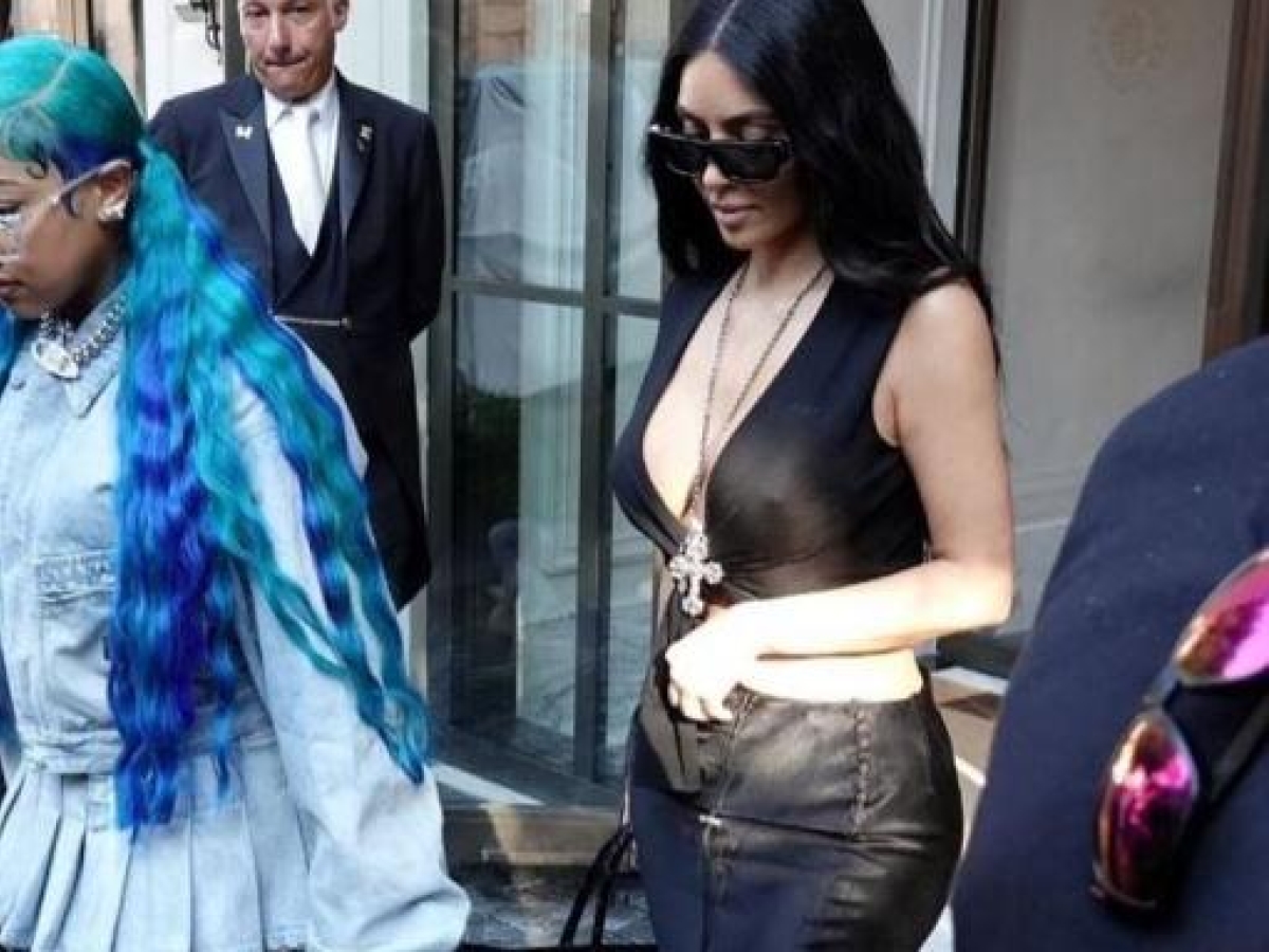 Kim Kardashian a Roma con la figlia North West: tour tra monumenti e chiese, poi a cena, bis di pasta al pomodoro e basilico
