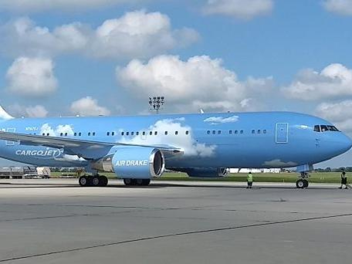 Drake a Milano, il rapper è già atterrato a Malpensa con il suo jet privato: info su biglietti e scaletta dei quattro concerti al Forum