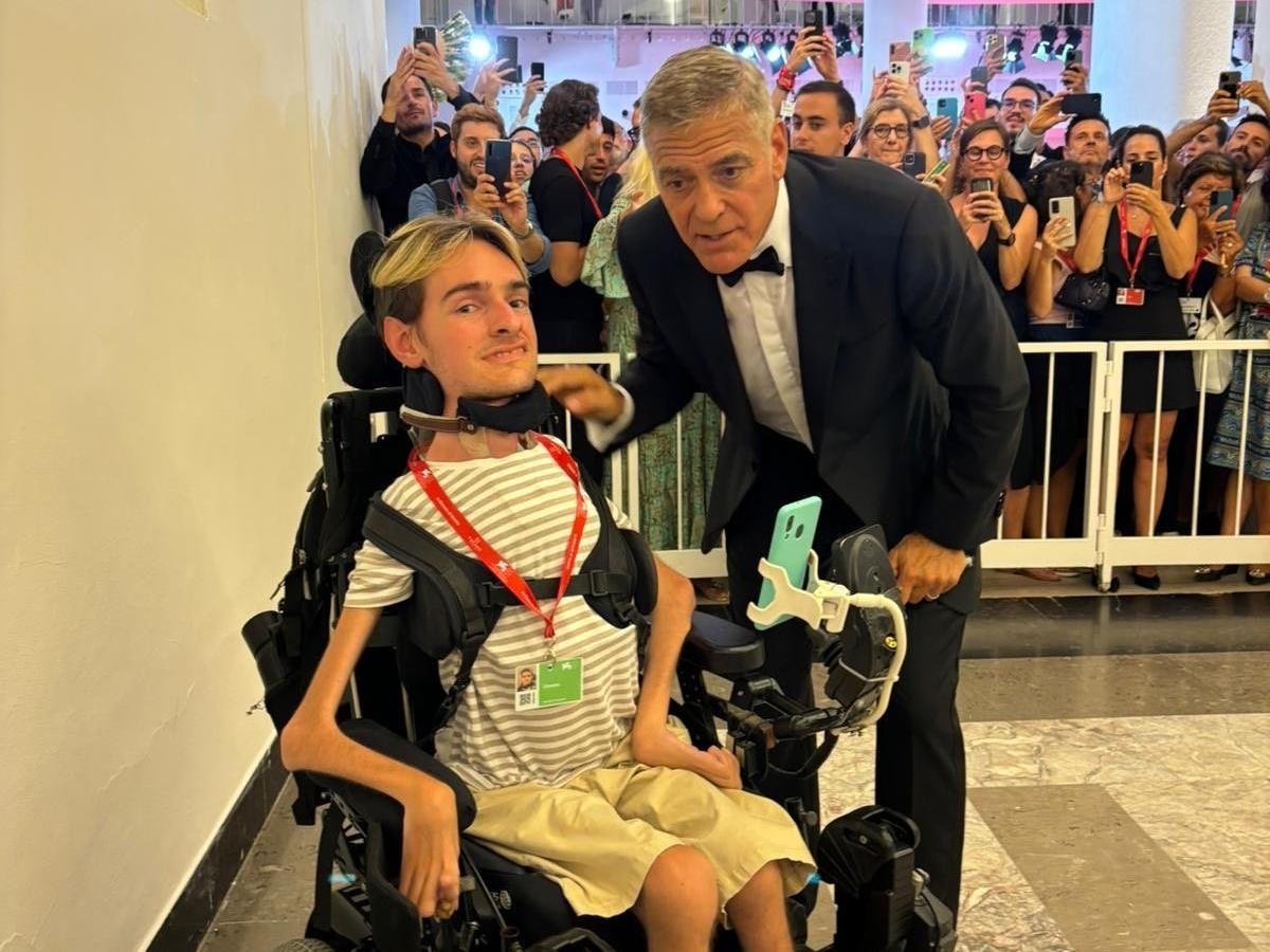 Claudio Recenti, studente in sedia a rotelle «inviato» al Festival di Venezia: «Al cinema siamo tutti uguali, sogno di scrivere una mia sceneggiatura»