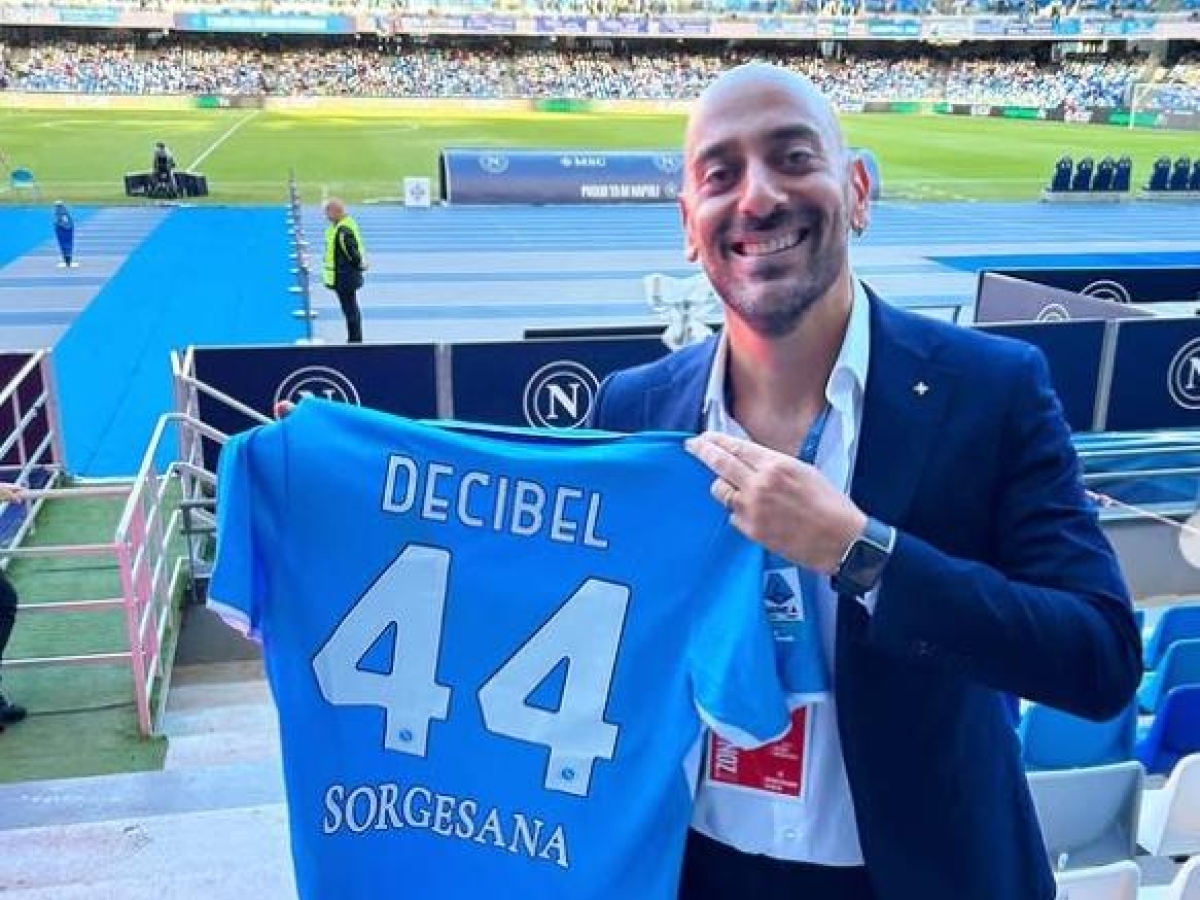 Chi è Decibel Bellini, lo speaker silurato dal Napoli. Tra le ipotesi del licenziamento l'eccesso di visibilità