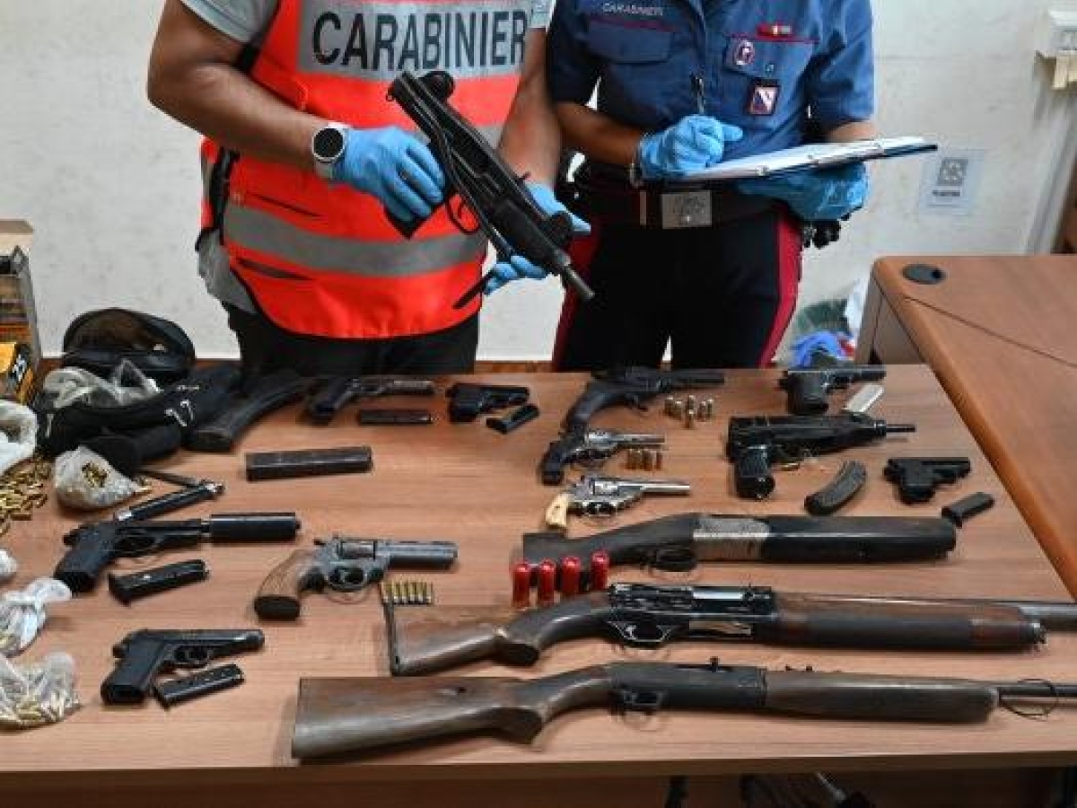 L'Irpinia non è più tranquilla. Informativa alla Dda per un arsenale in un casolare. Fermati due giovani per gli spari contro un'auto ad Avellino