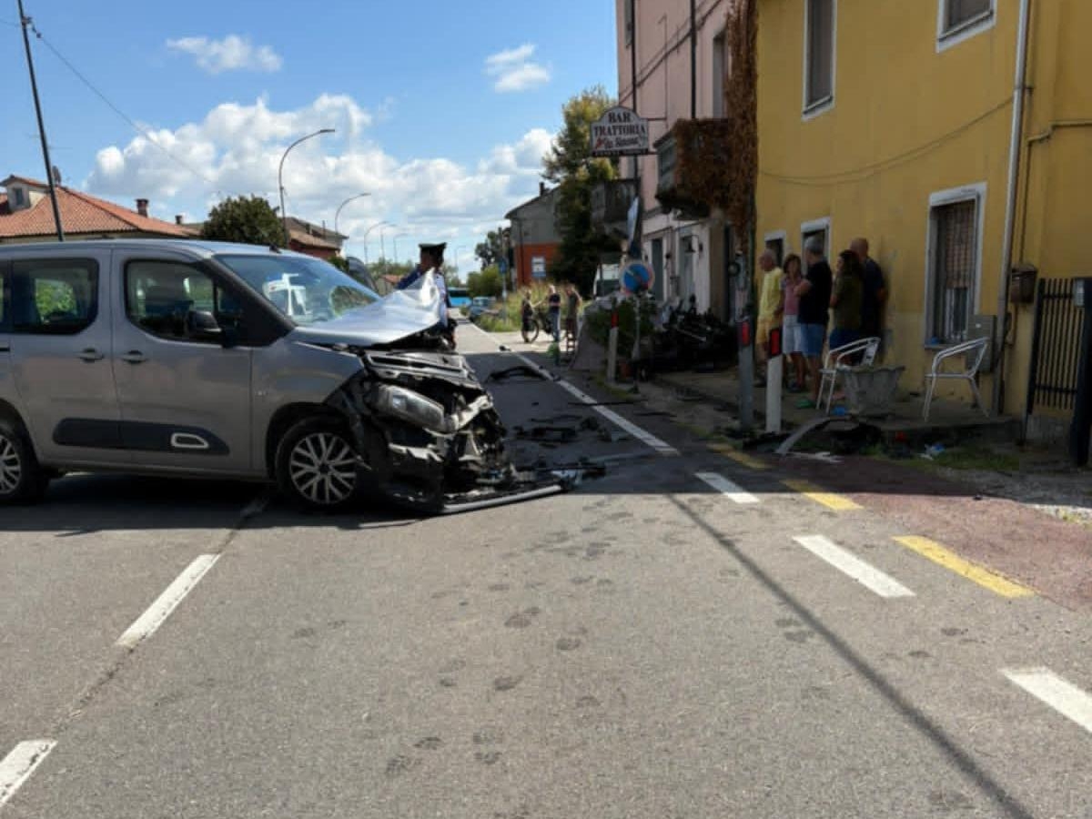 Incidente mortale a Pavia, moto si schianta contro un furgone: morta una donna di 31 anni