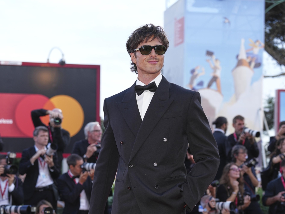 Mostra del Cinema, i voti ai look: Jacob Elordi cartonato 5, Callum Turner d'antan 7,5 e Paris Jackson imbustata 4