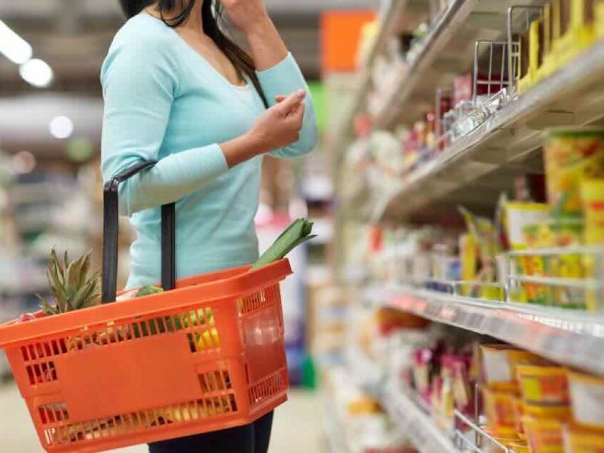 Cassiera e cliente complici al supermercato: spesa per oltre 200 euro non registrata. Finiscono entrambe ai domiciliari