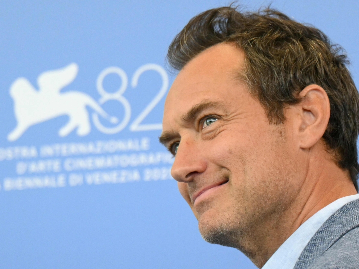 Jude Law diventa Putin: «Non temo ripercussioni». Il regista Assayas: «Un manipolatore che ridefinisce la politica»