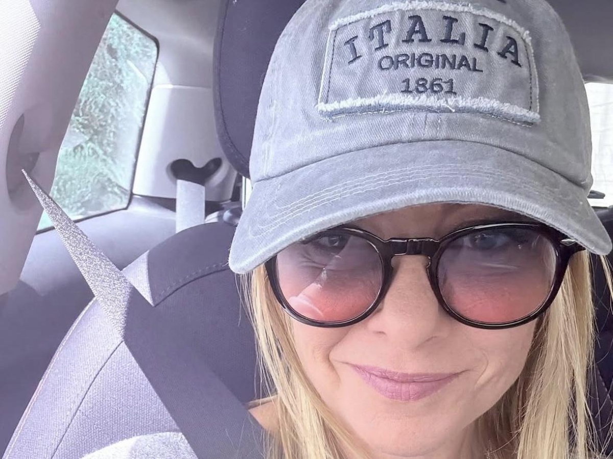Meloni stile Trump: in un post augura «buona domenica» con il cappellino «Italia orginal 1861»