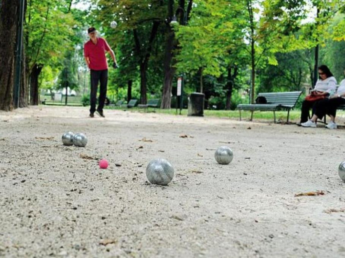 Milano, i giocatori di pétanque a Parco Sempione: «In campo anche se diluvia, sogniamo di arrivare alle Olimpiadi»