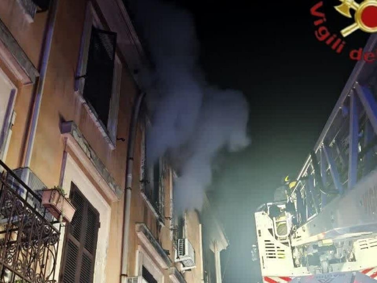 Roma, incendio in un appartamento al Pigneto: i vigili del fuoco salvano gatto e tartaruga