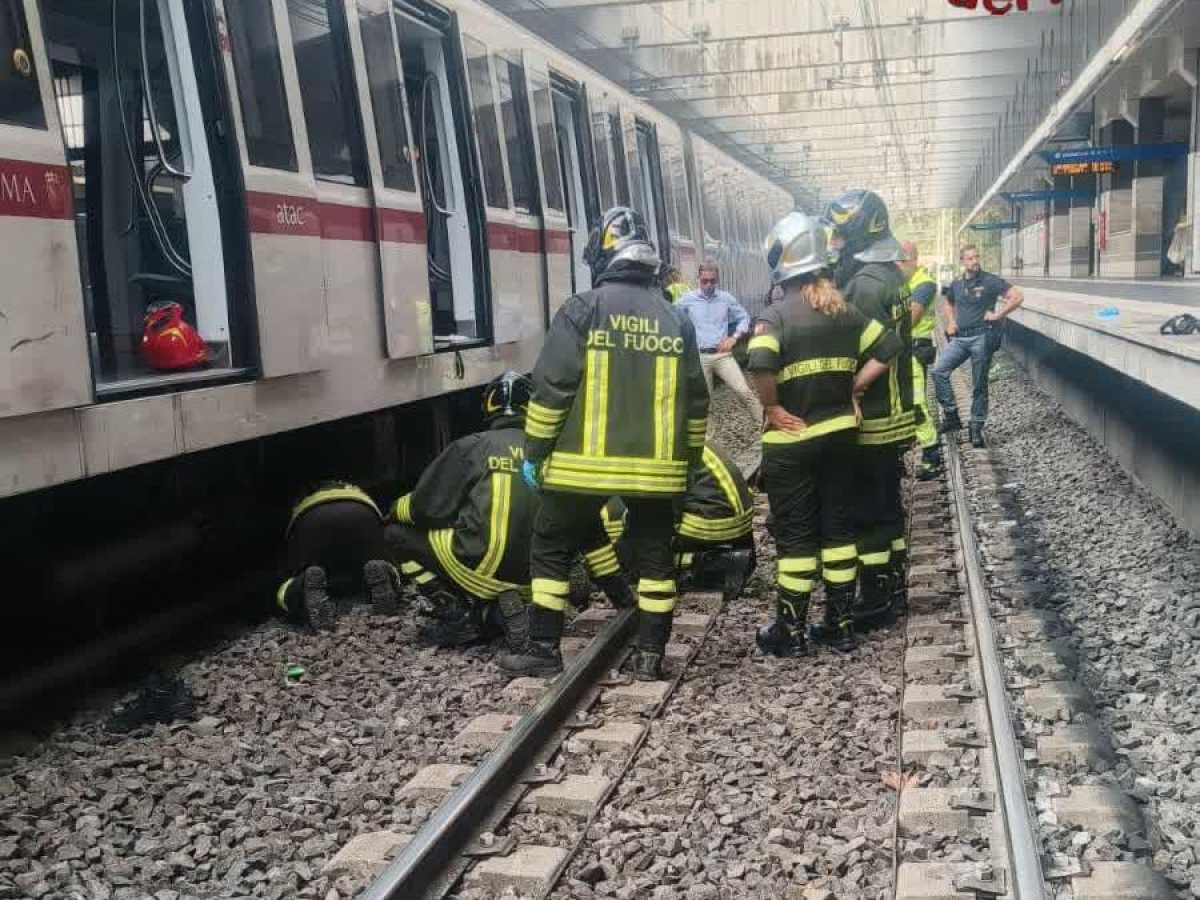 Metro B San Paolo a Roma, muore dopo essere finito sotto un vagone del treno. Forse un suicidio