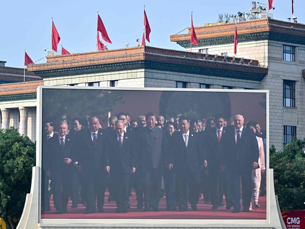 Xi Jinping accoglie Putin e Kim Jong un,a Pechino inizia la «Parata della Vittoria» Xi Jinping accoglie Putin e Kim Jong un,a Pechino inizia la «Parata della Vittoria»