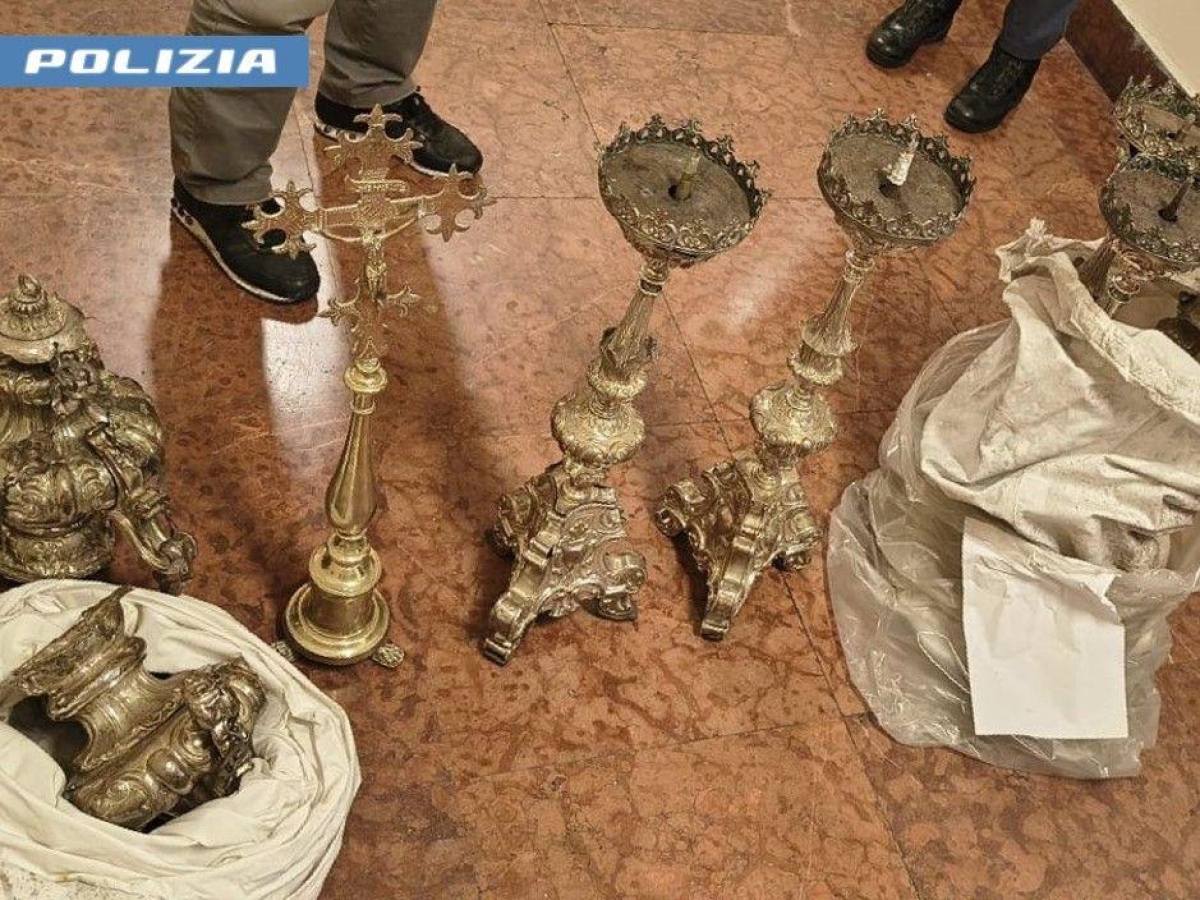 Ritrovati per strada a Milano il crocifisso e i candelabri sacri rubati in un santuario della Bergamasca