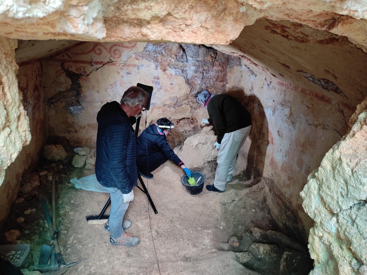 Scoperta tomba inviolata nella necropoli di Monterozzi (parco archeologico di Cerveteri e Tarquinia). All'interno decorazioni colorate e monili