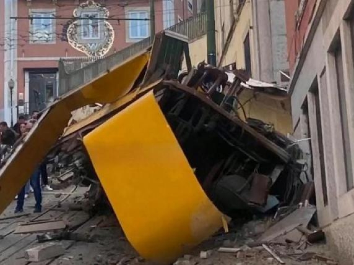 A Lisbona deraglia la funicolare «Gloria»: almeno tre morti e 20 feriti. Soccorritori al lavoro per estrarre le persone dalle lamiere A Lisbona deraglia la funicolare «Gloria»: almeno tre morti e 20 feriti. Soccorritori al lavoro per estrarre le persone dalle lamiere