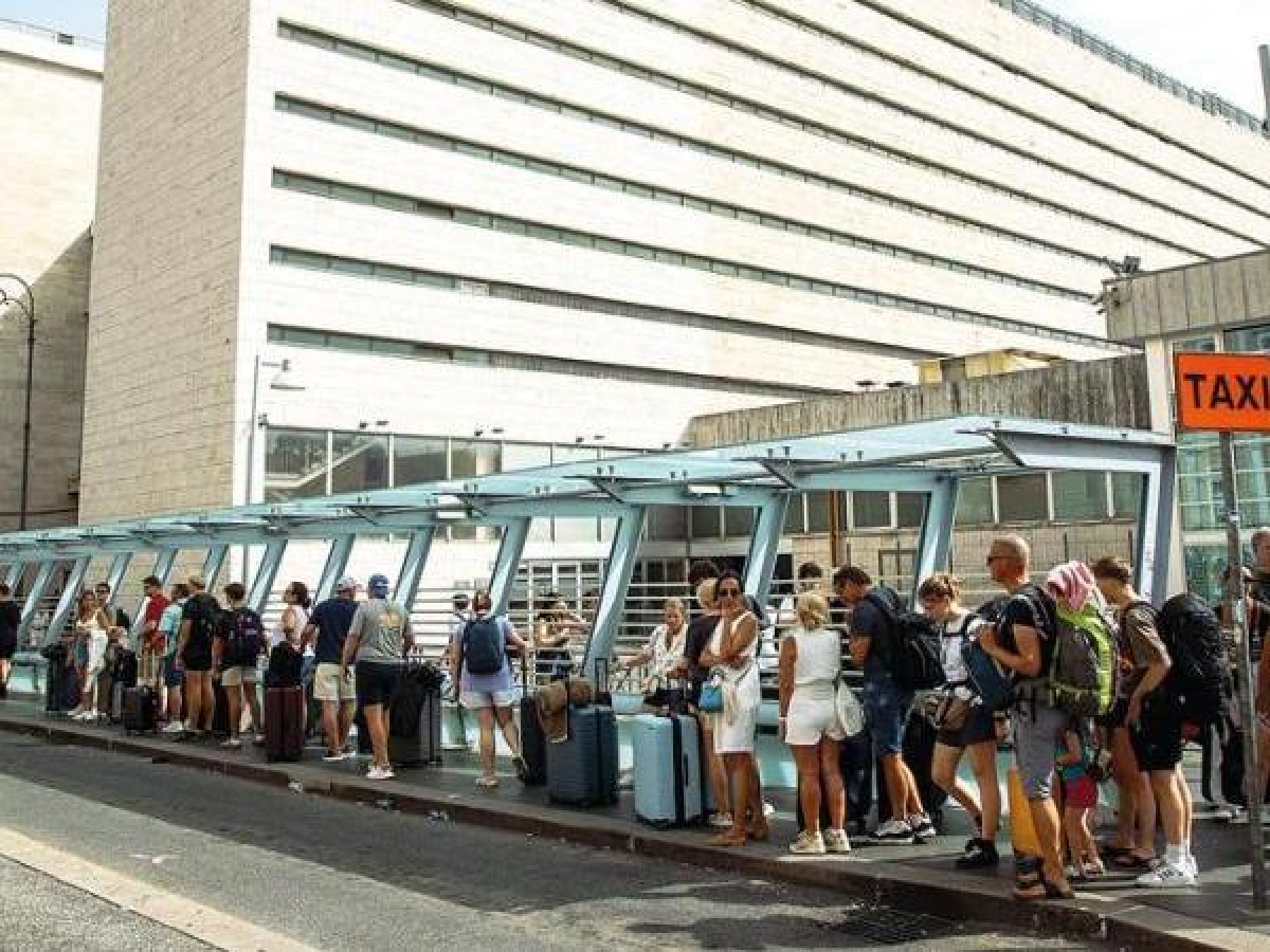 Roma, tassista abusivo di 82 anni palpeggia una turista Usa: incastrato dal video degli occhiali con la telecamera