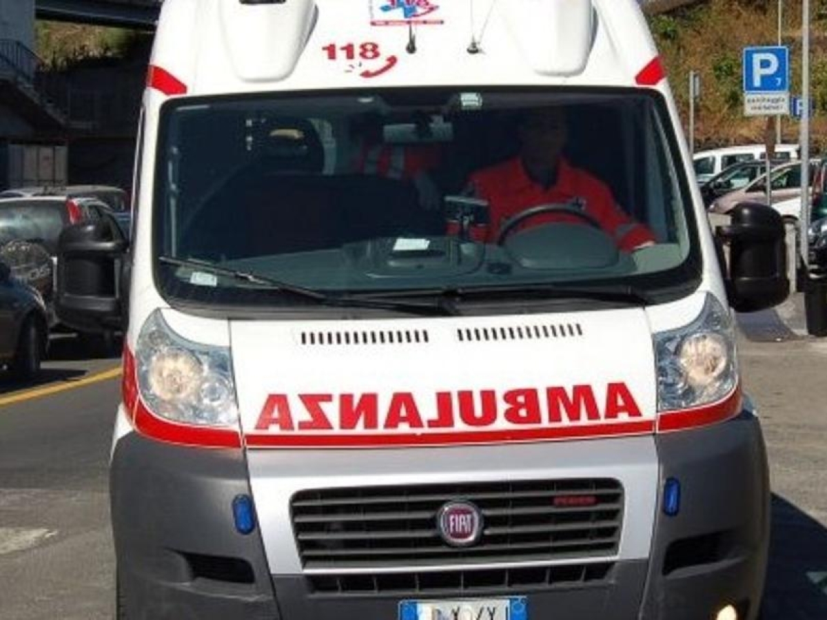 Firenze, studentessa di 19 anni in gita precipita dal terrazzo di un hotel: è grave
