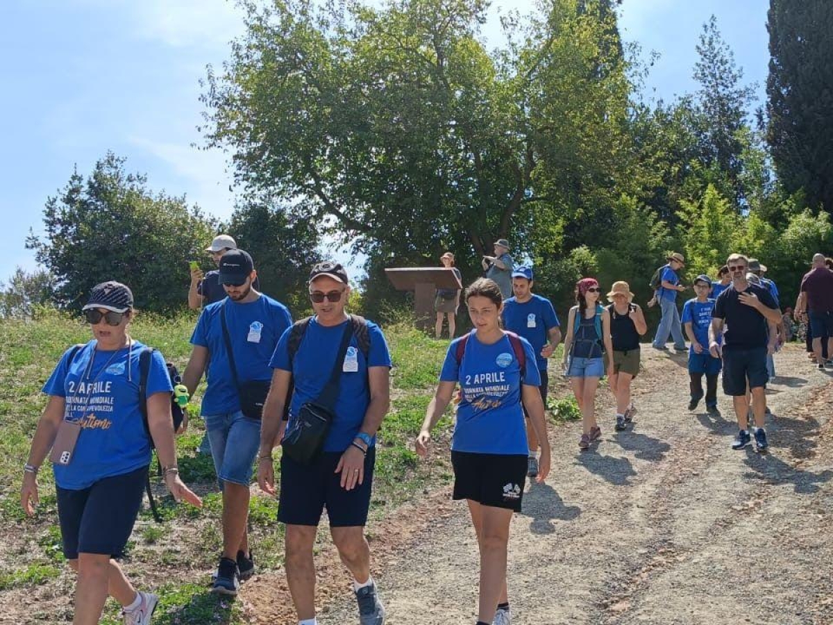 Autismo, la «Staffetta blu» con 100 ragazzi e i loro genitori festeggiano l'inclusione nel parco dell'Appia Antica