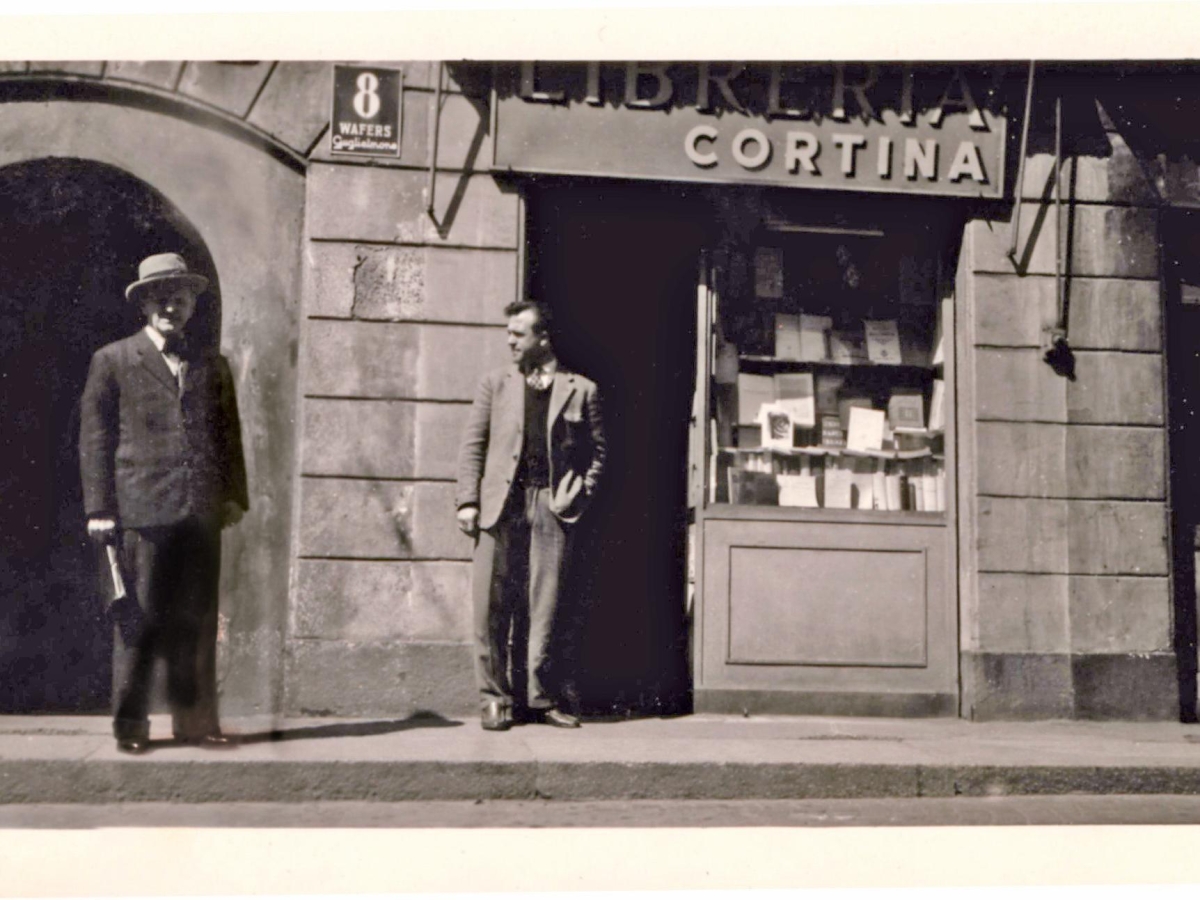 Cortina, storia della «libreria profonda» a Milano (che ora si allarga): dalle prime mostre di Buzzati agli appunti di Berlusconi studente